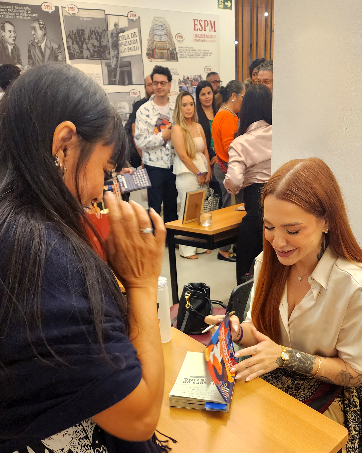 Bruna Trevelin autografando o livro Mulheres do Marketing Volume II na ESPM