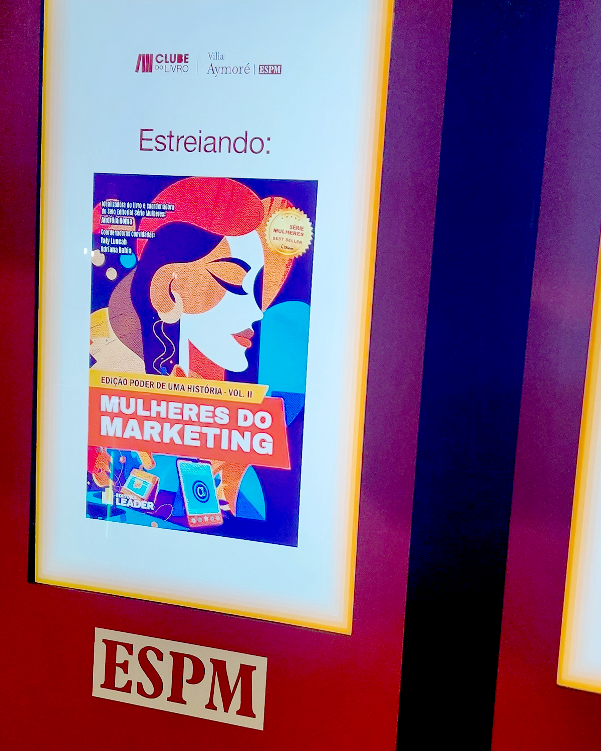 Capa do livro Mulheres do Marketing Volume II em display no evento da ESPM